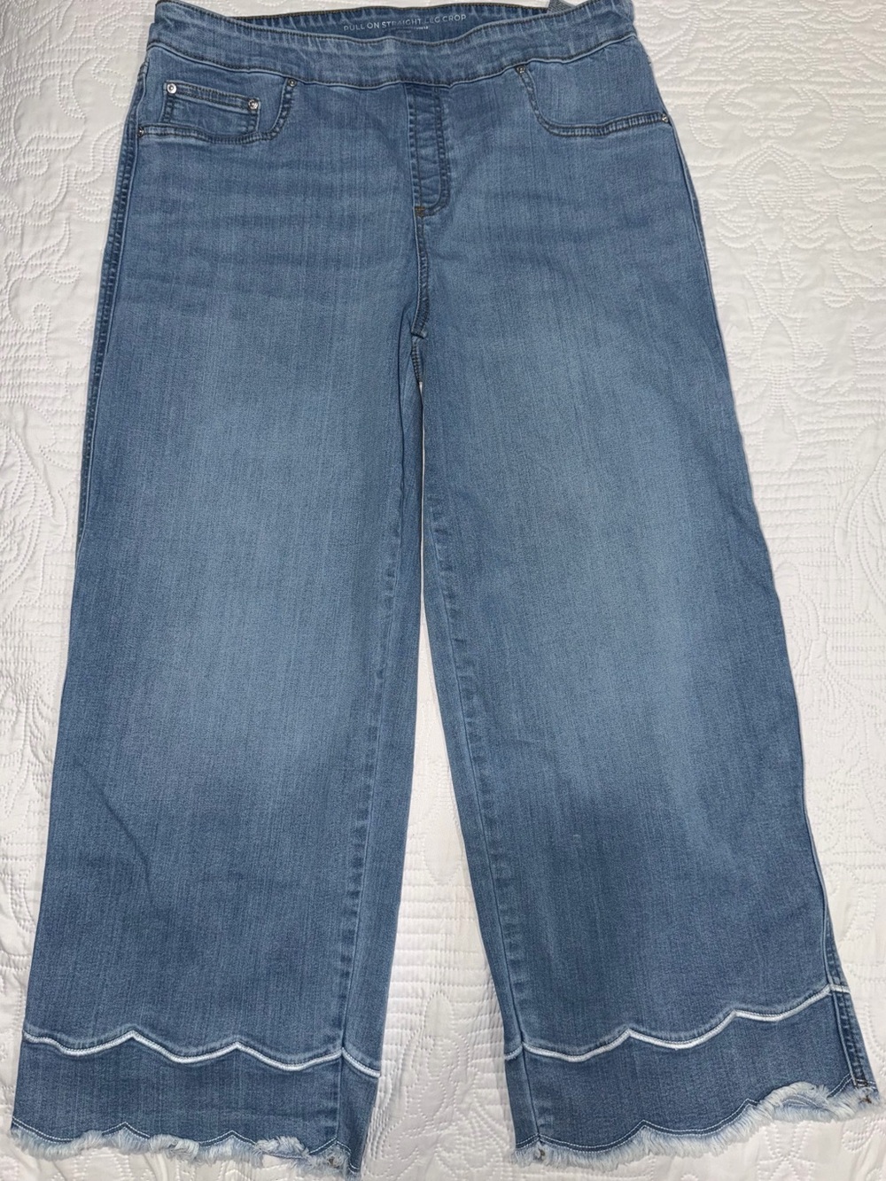 Chico’s Pull-On Straight Leg Crop Jeans Size 1.5 US 10 Scallop Frayed Hem
